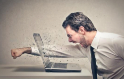 Đập phá laptop